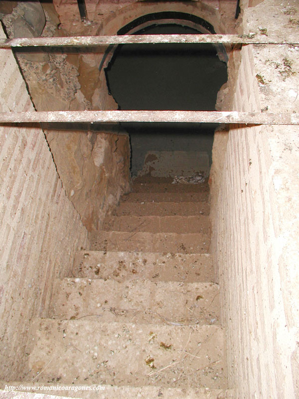 INTERIOR DEL DORMITORIO ESCALERA DESCENDENTE A SALAS INFERIORES